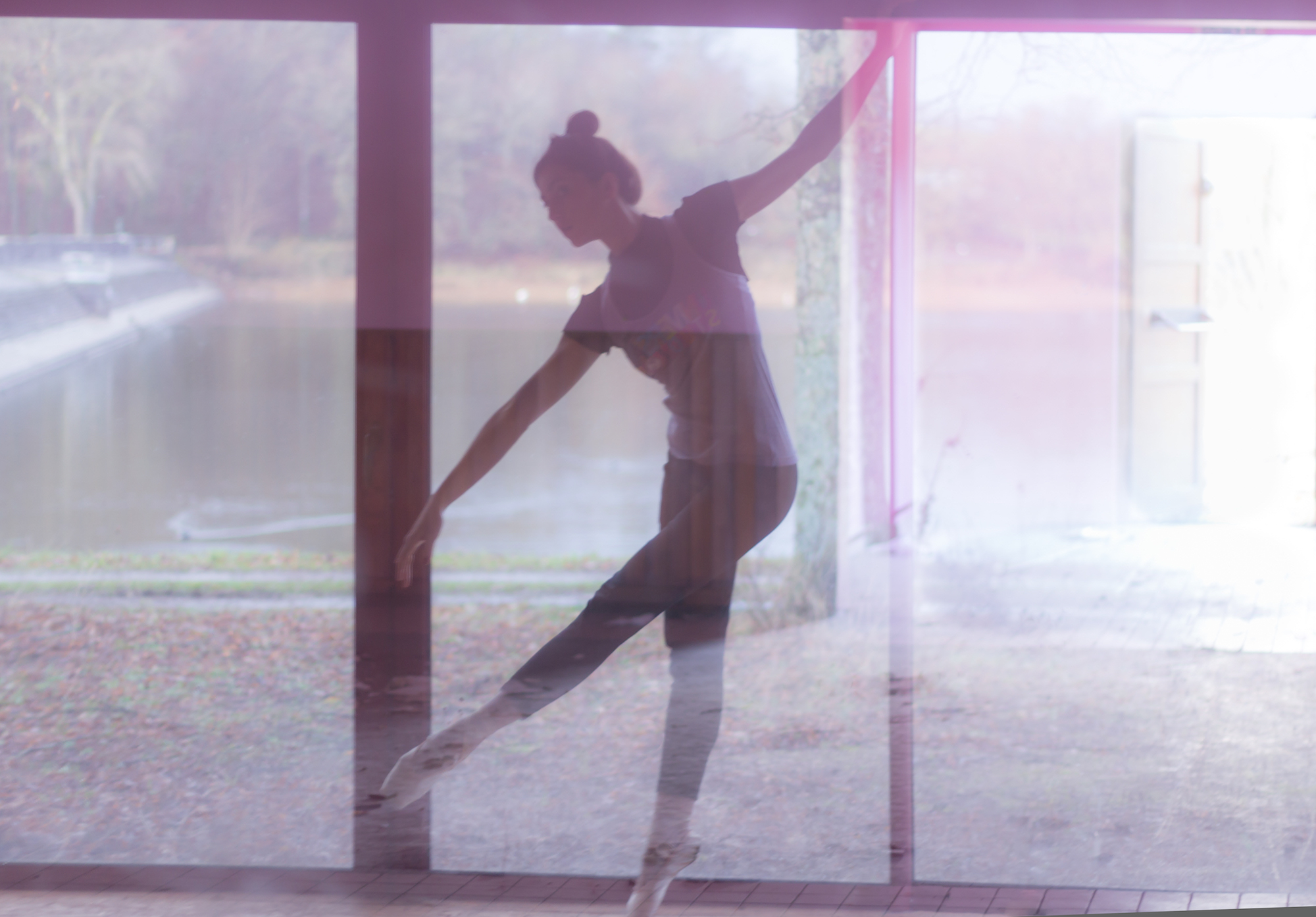Danseuse derrière une vitre