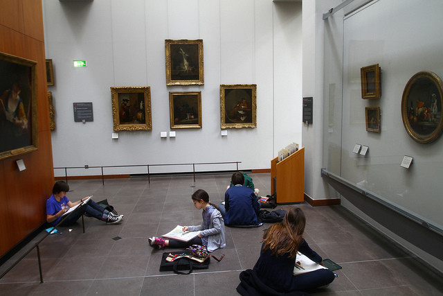 Enfants qui dessinent dans un musée